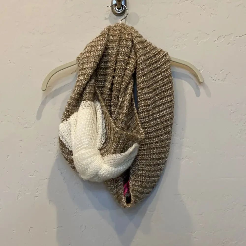 NWOT Betsey Johnson Oatmeal Infinity Scarf with Cream Bow